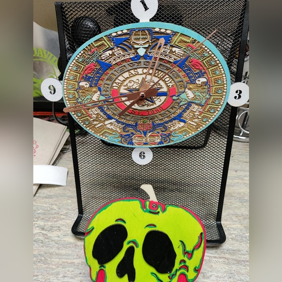Dallas. Cowboys Aztec calendar clock - Picture 2 of 7